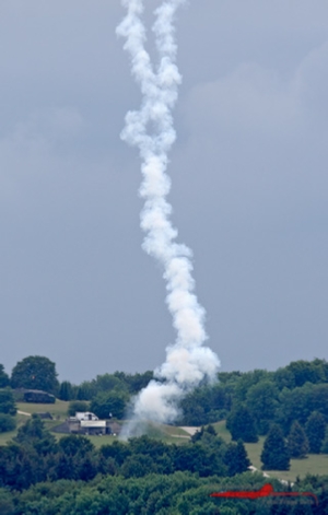 Abschuss! Der Rauch stammt von 2 abgefeuerten DGTR-18 Smokey SAM Boden-Luft Raketen